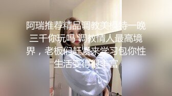 长发飘飘的美少妇 黑框眼镜 戴着护士帽 炮友家里啪啪大秀 口交 掰开腿站着后入式插逼 女上位操逼 很诱人