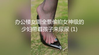 高颜值网红吃鸡舔脚 开着门不过瘾 干脆到门口 跪在门口吃鸡深喉 骚气逼人 变成反差母狗